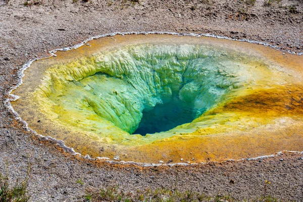 Yellowstone National 'ın eski sadık bölgesinde jeotermal özellikler — Stok fotoğraf