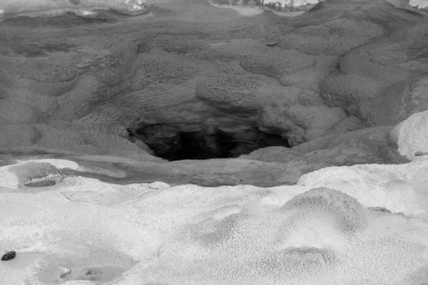 Característica geotérmica en la antigua zona de los fieles en Yellowstone National — Foto de Stock