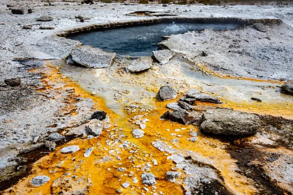 Charakterystyka geotermalna na starym wiernym terenie w Yellowstone National — Zdjęcie stockowe