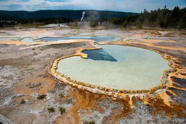 Geotermikus jellemzők a Yellowstone National régi hűséges területén — Stock Fotó