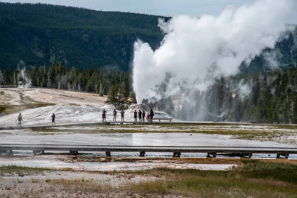 Característica geotérmica en la antigua zona de los fieles en Yellowstone National — Foto de Stock