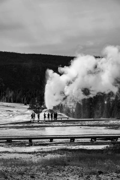 Característica geotérmica en la antigua zona de los fieles en Yellowstone National —  Fotos de Stock