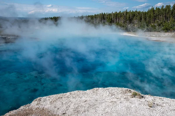 Cráter Excelsior Geyser en el Parque Nacional de Yellowstone — Foto de Stock