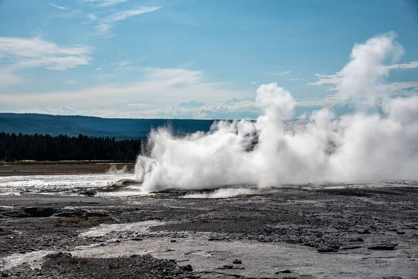 Geothermische functie op oude trouwe gebied bij Yellowstone National — Stockfoto