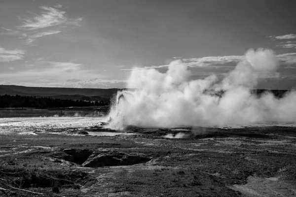 Charakterystyka geotermalna na starym wiernym terenie w Yellowstone National — Zdjęcie stockowe