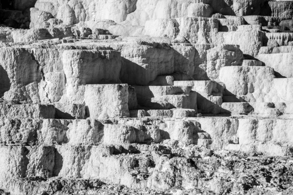 Террасы Минервы с травертиновыми отложениями — стоковое фото