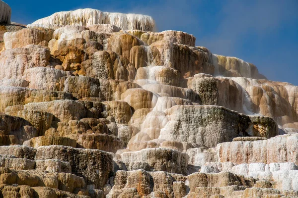 Minerva-Terrassen mit ihren Travertin-Vorkommen — Stockfoto