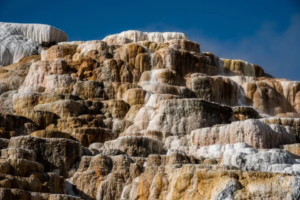 Minerva-Terrassen mit ihren Travertin-Vorkommen — Stockfoto