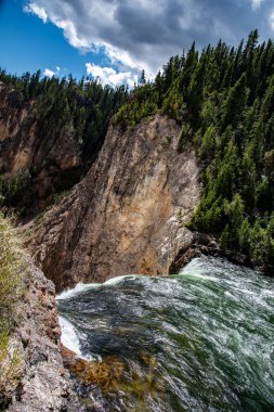 Yellowstone Büyük Kanyonu 'nda alçak düşüş