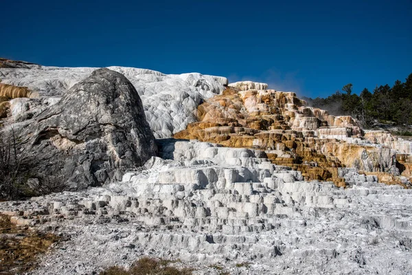 Minerva-Terrassen mit ihren Travertin-Vorkommen — Stockfoto