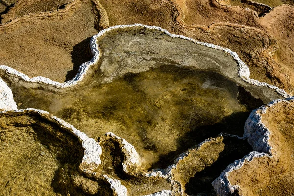 Piscinas minerais geradas por uma fonte termal — Fotografia de Stock