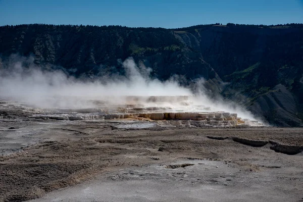 Geotermikus jellemzője mamut melegforrás területén Yellowstone Nat — Stock Fotó