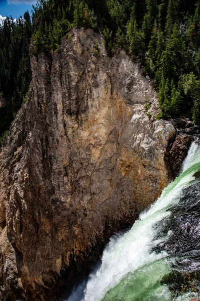 Baja caída en el Gran Cañón de Yellowstone —  Fotos de Stock