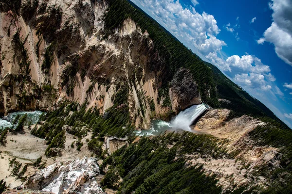 Baja caída en el Gran Cañón de Yellowstone — Foto de Stock