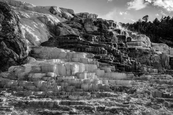 Minerva-Terrassen mit ihren Travertin-Vorkommen — Stockfoto