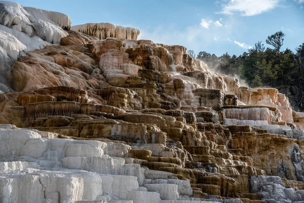 Minerva-Terrassen mit ihren Travertin-Vorkommen — Stockfoto