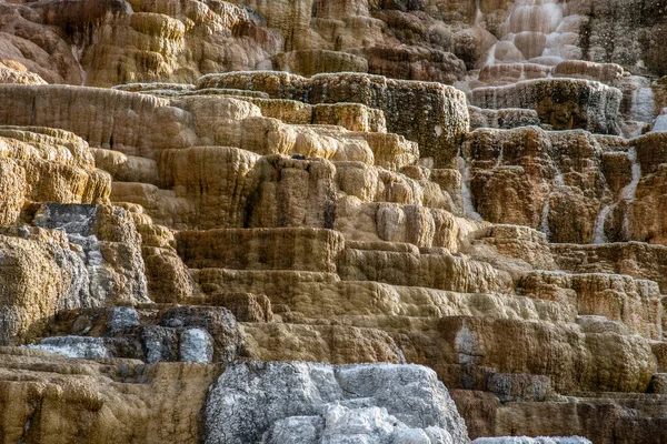 Террасы Минервы с травертиновыми отложениями — стоковое фото
