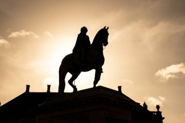 Kopenhag 'daki Amalienborg Meydanı' nın ortasında Kral 5. Fredrick 'in Binicilik Heykeli