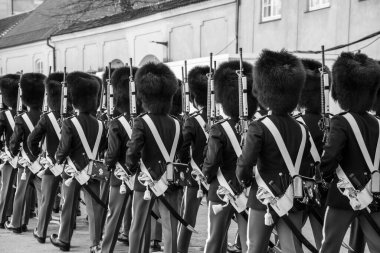 Kopenhag Kraliyet Muhafızları Amalienborg Sarayı 'na ilerliyor.