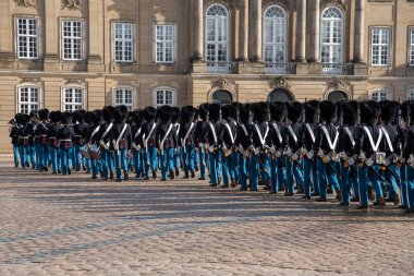 Kopenhag Kraliyet Muhafızları Amalienborg Sarayı 'na ilerliyor.