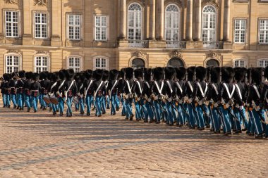 Kopenhag Kraliyet Muhafızları Amalienborg Sarayı 'na ilerliyor.