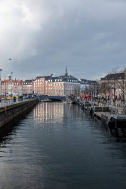 Kopenhag 'da deniz kenarındaki binaların manzarası (DK)