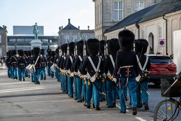 Królewska Straż Życia Kopenhadze Maszeruje Pałacu Amalienborg — Zdjęcie stockowe