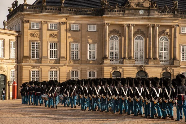 Copenhagen Royal Life Guard Berbaris Istana Amalienborg — Stok Foto