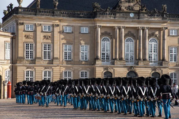 Copenhagen Royal Life Guard Berbaris Istana Amalienborg — Stok Foto