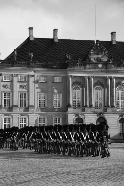 Copenhagen Royal Life Guard Berbaris Istana Amalienborg — Stok Foto