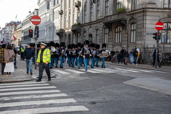 Copenhague Febrero 2020 Los Guardias Reales Copenhague Marchan Hacia Palacio —  Fotos de Stock