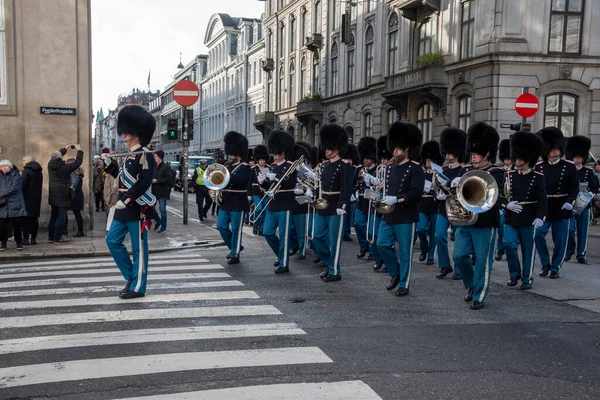 Kopenhaga Lutego 2020 Królewska Straż Życia Kopenhadze Maszerująca Pałacu Amalienborg — Zdjęcie stockowe