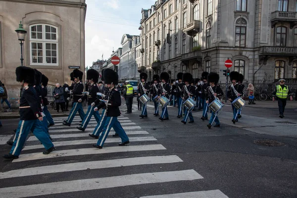 Kopenhagen Februari 2020 Pengawal Kerajaan Kopenhagen Berbaris Menuju Istana Amalienborg — Stok Foto