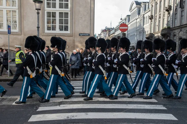 Kopenhagen Februari 2020 Pengawal Kerajaan Kopenhagen Berbaris Menuju Istana Amalienborg — Stok Foto