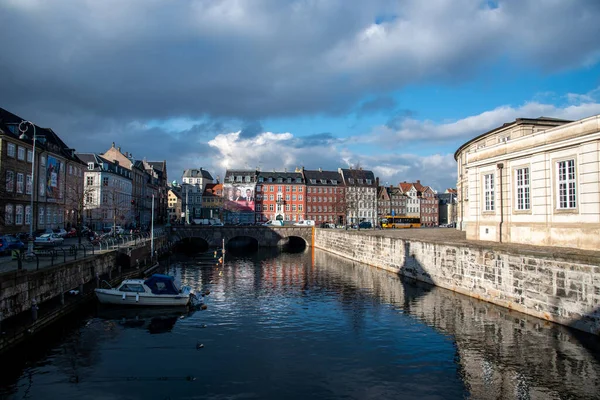 Θέα Των Κτιρίων Δίπλα Στο Νερό Στην Κοπεγχάγη — Φωτογραφία Αρχείου