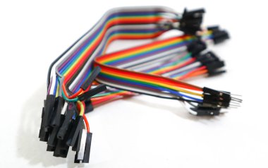                 Renkli atlama kabloları, elektrik bileşeni.