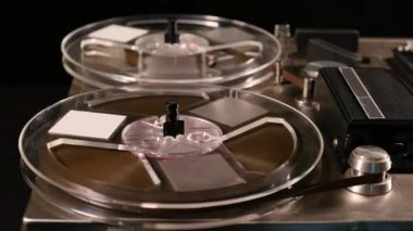 Dönen eski teyp kayıt cihazının yakın plan görüntüsü