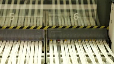 Fabrikadaki elektronik devre kartlarının yakın çekim görüntüleri.
