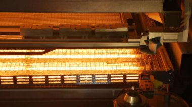 Fabrikadaki elektronik devre kartlarının yakın çekim görüntüleri.