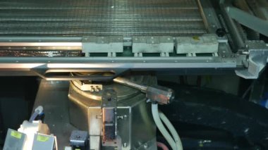 Fabrikadaki elektronik devre kartlarının yakın çekim görüntüleri.