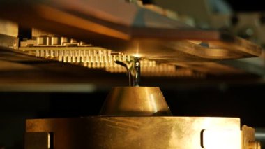 Fabrikadaki elektronik devre kartlarının yakın çekim görüntüleri.