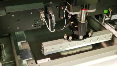 Fabrikadaki elektronik devre kartlarının yakın çekim görüntüleri.