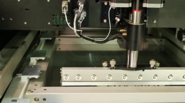 Fabrikadaki elektronik devre kartlarının yakın çekim görüntüleri.