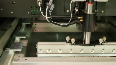 Fabrikadaki elektronik devre kartlarının yakın çekim görüntüleri.