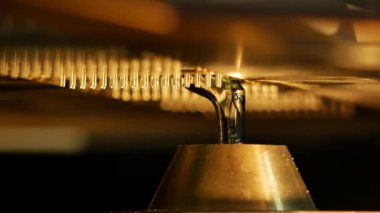 Fabrikadaki elektronik devre kartlarının yakın çekim görüntüleri.