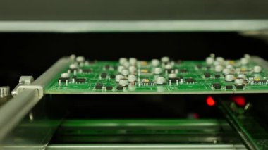 Fabrikadaki elektronik devre kartlarının yakın çekim görüntüleri.