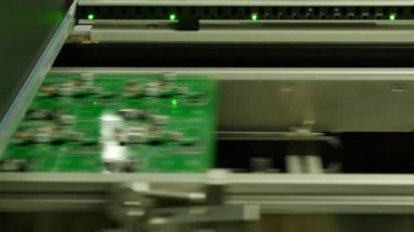 Fabrikadaki elektronik devre kartlarının yakın çekim görüntüleri.