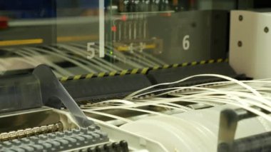 Fabrikadaki elektronik devre kartlarının yakın çekim görüntüleri.