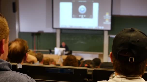 Studenti Poslouchají Učitelku Před Přednáškovou Halou — Stock video