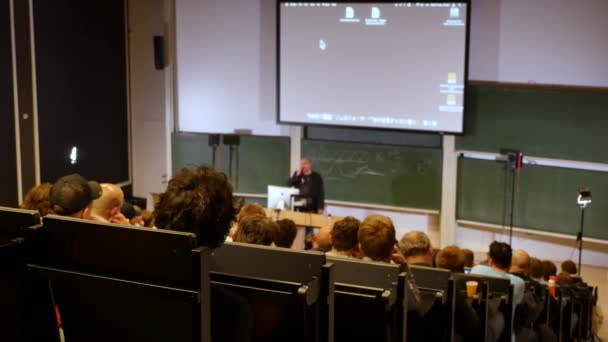 Los Estudiantes Están Escuchando Profesor Frente Sala Conferencias — Vídeo de stock